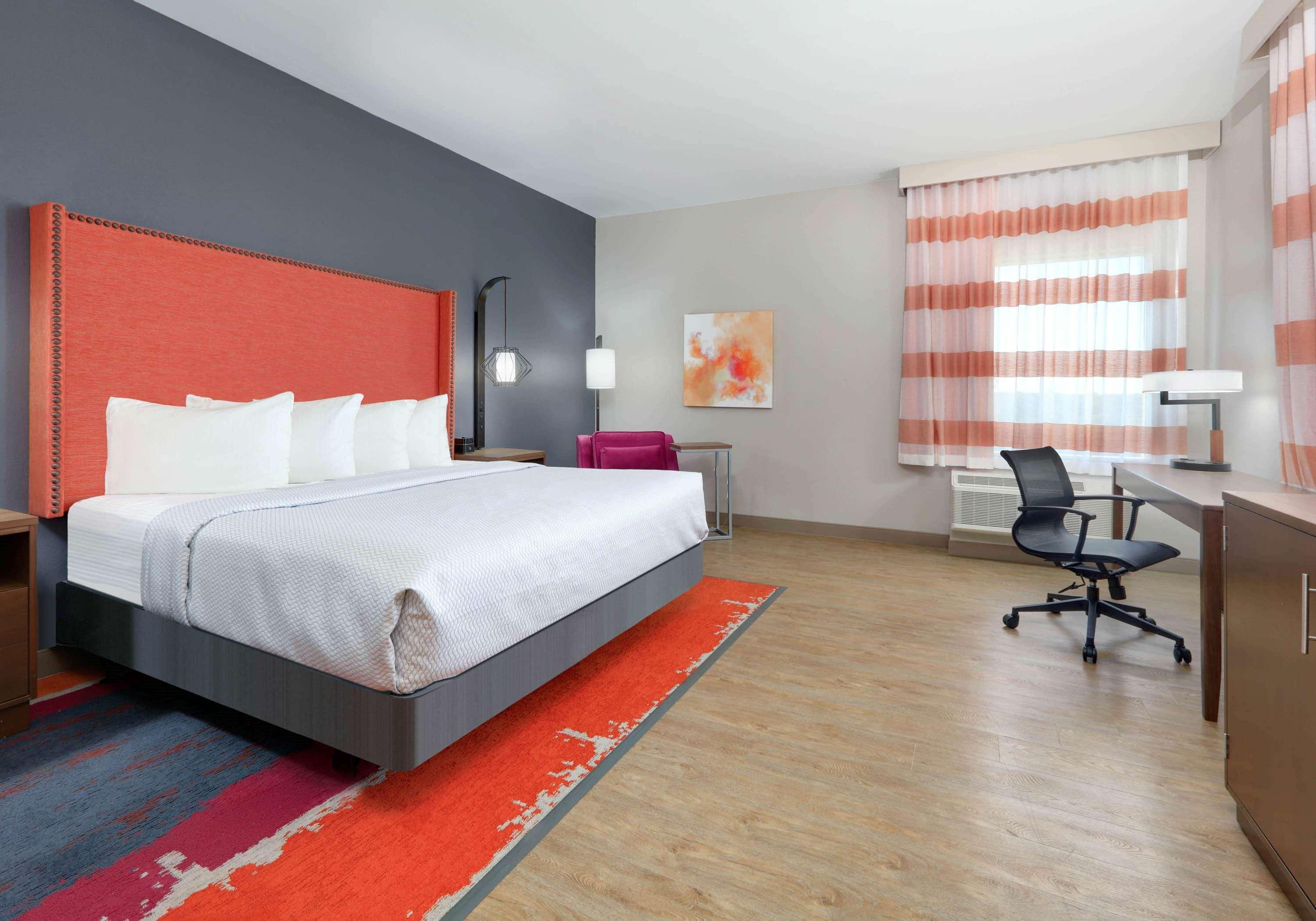 La Quinta & By Wyndham Hotel